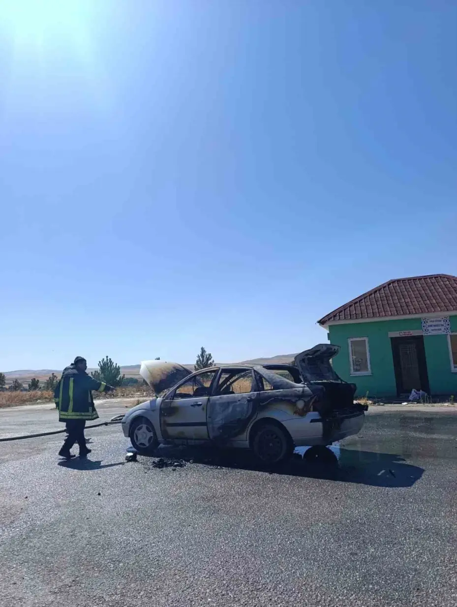Elektrik aksamından yangın çıktı, otomobil kullanılamaz hale geldi