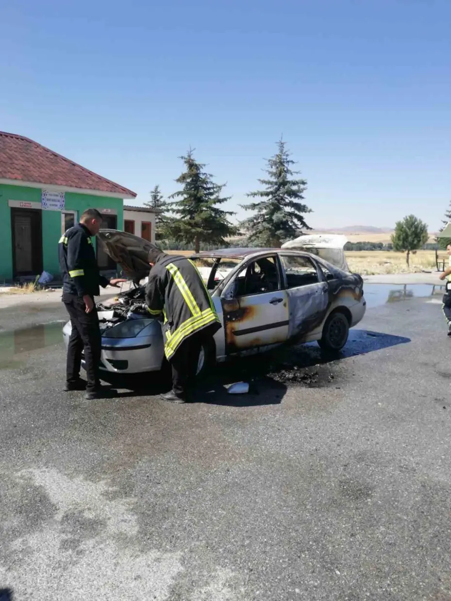 Elektrik aksamından yangın çıktı, otomobil kullanılamaz hale geldi