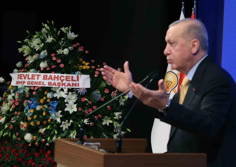 Cumhurbaşkanı Erdoğan: "AK Parti’yi Türkiye’nin en büyük partisi yapan, işte bu yetişmiş, işte bu liyakatli insan kaynağına sahip olmasıdır. Bu dinamik, bu hareketli yapıyı muhalefet partilerinde asla göremezsiniz."