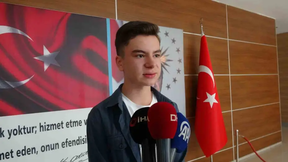 Türk bayrağı hassasiyetiyle yürekleri ısıtan çocuk: "Her gördüğüm bayrağı düzeltiyordum"