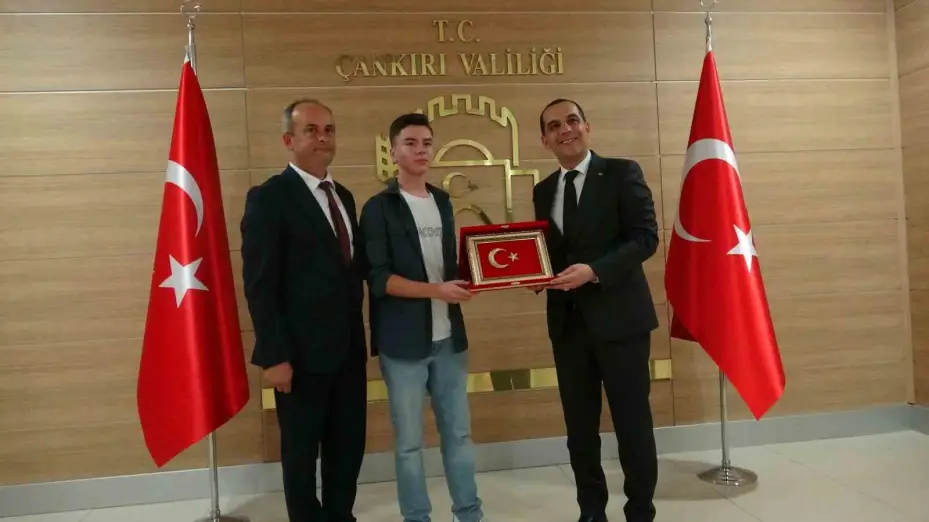 Türk bayrağı hassasiyetiyle yürekleri ısıtan çocuk: "Her gördüğüm bayrağı düzeltiyordum"