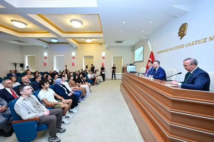 Vali Aksoy YKS’de derece yapan öğrencilerle buluştu
