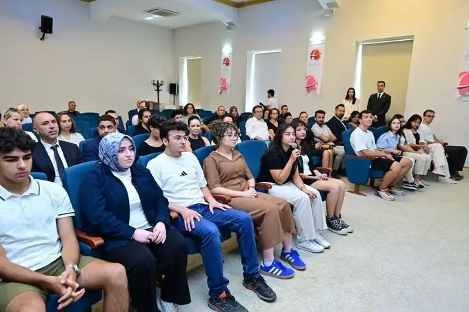 Vali Aksoy YKS’de derece yapan öğrencilerle buluştu