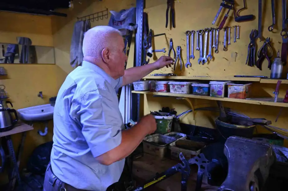 Kanser arkadaşı için baktığı dükkan yanınca eskisinden daha güzel hale getirdi