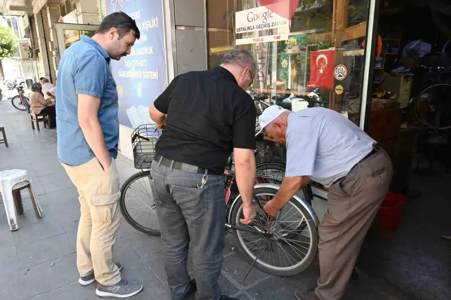 Kanser arkadaşı için baktığı dükkan yanınca eskisinden daha güzel hale getirdi