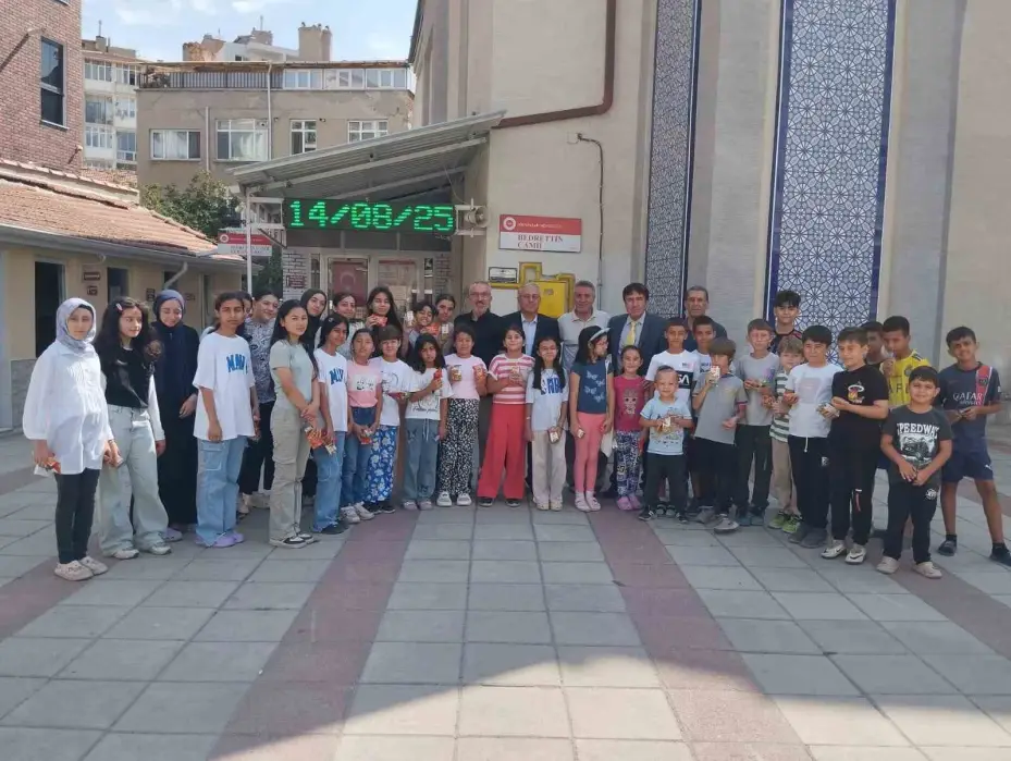 Kur’an-ı Kerim öğrenen çocuklara hediyeler armağan edildi