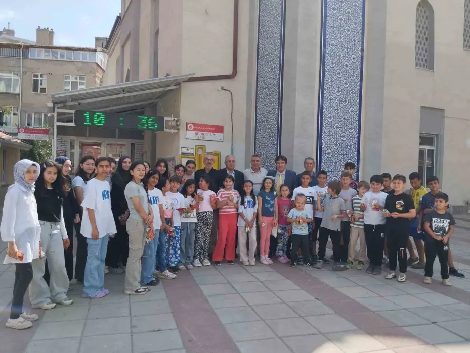 Kur’an-ı Kerim öğrenen çocuklara hediyeler armağan edildi