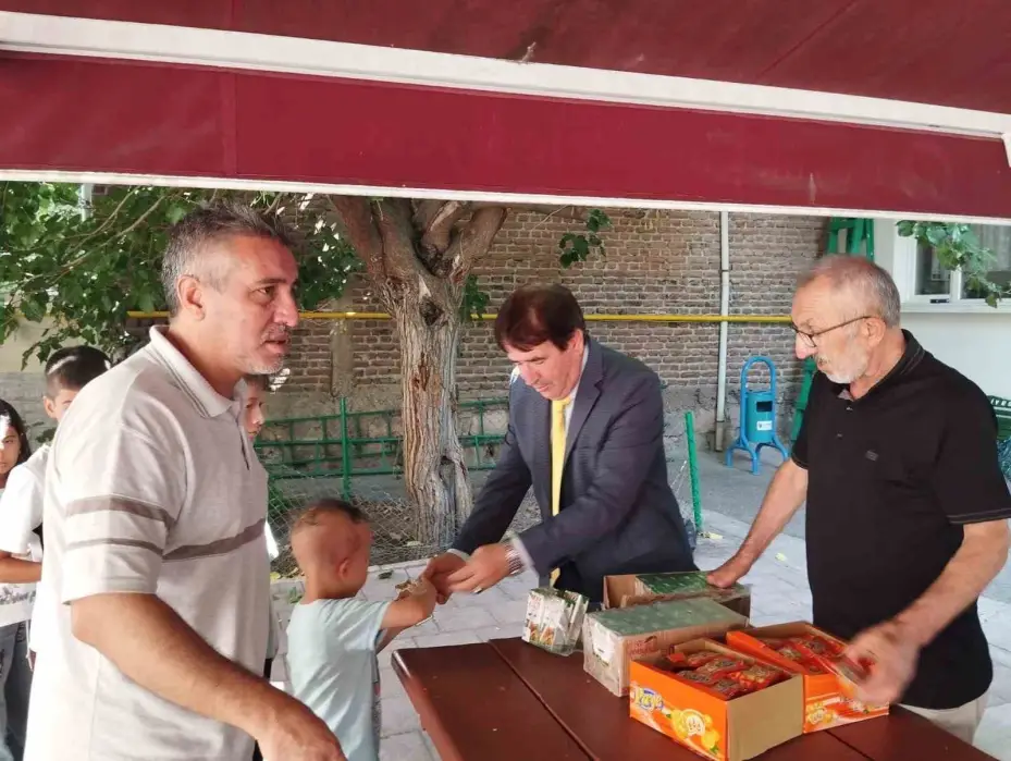 Kur’an-ı Kerim öğrenen çocuklara hediyeler armağan edildi