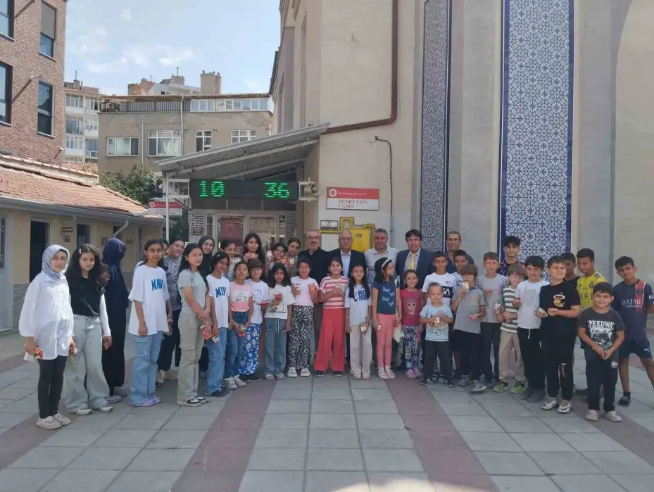 Kur’an-ı Kerim öğrenen çocuklara hediyeler armağan edildi