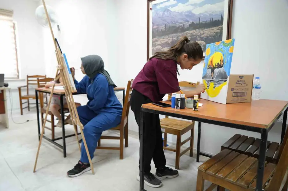 65 yaşında resim yeteneğini keşfetti