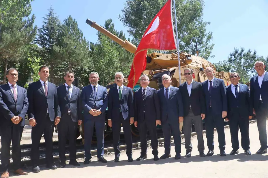 Üretimi tamamlanan yerli ve milli, UAIS tipi askeri araç taşıma vagonlarının ilk teslimatı yapıldı