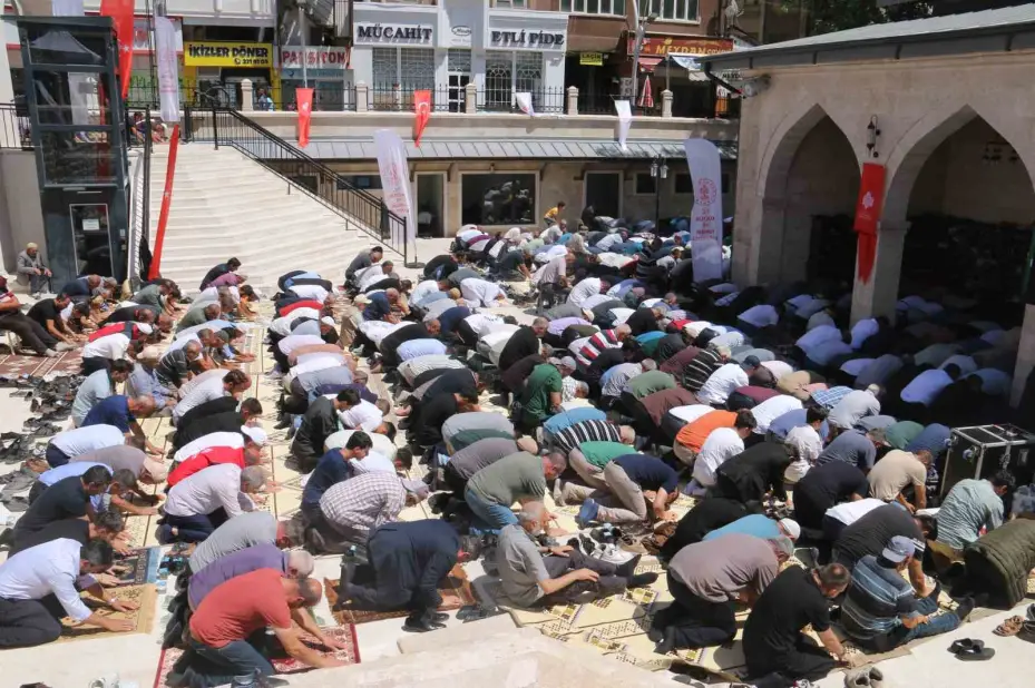 Restorasyonu tamamlanan 5 asırlık Meydan (Hasan Paşa) Camii ibadete açıldı.