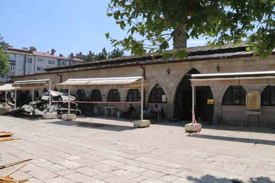 832 yıllık camide sessiz cuma