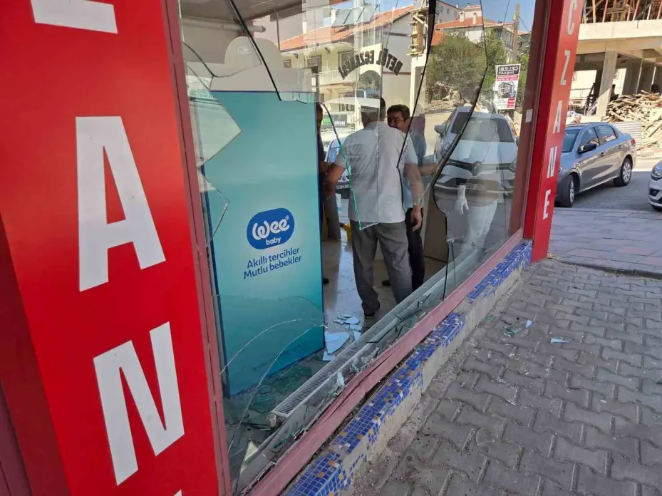 Ankara’da kontrolden çıkan otomobil eczaneye çarparak durabildi