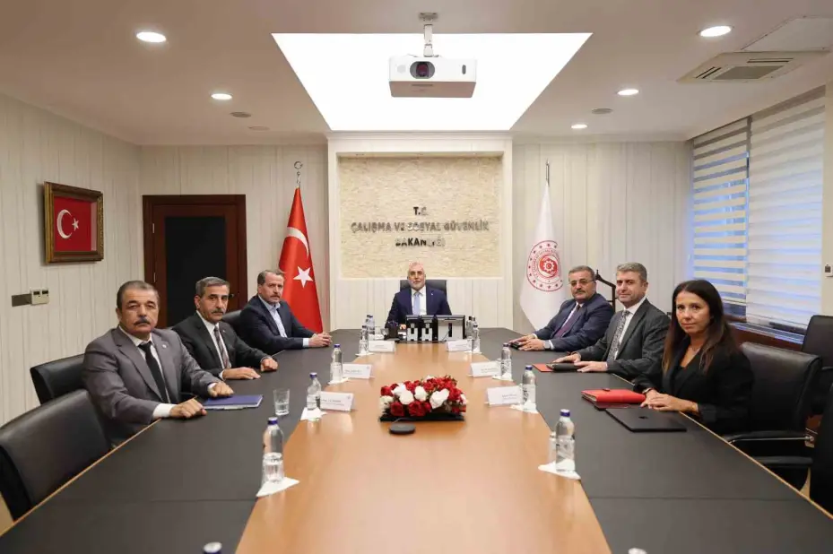 8. Dönem Toplu Sözleşme görüşmelerinde yeni gelişme: Hükümetin taban aylığına bin lira artış teklifi müzakere masasında değerlendirildi