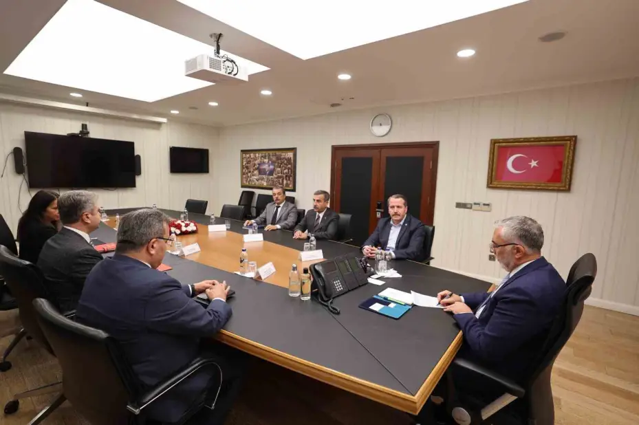 8. Dönem Toplu Sözleşme görüşmelerinde yeni gelişme: Hükümetin taban aylığına bin lira artış teklifi müzakere masasında değerlendirildi