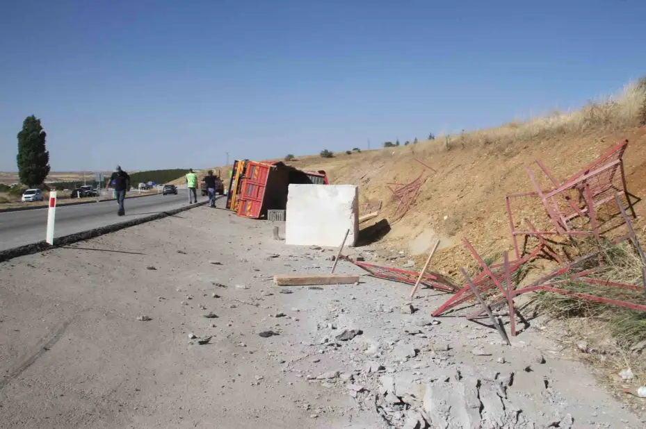 Konya’da mermer blok ve tomruk taşıyan tırlar devrildi: 2 yaralı