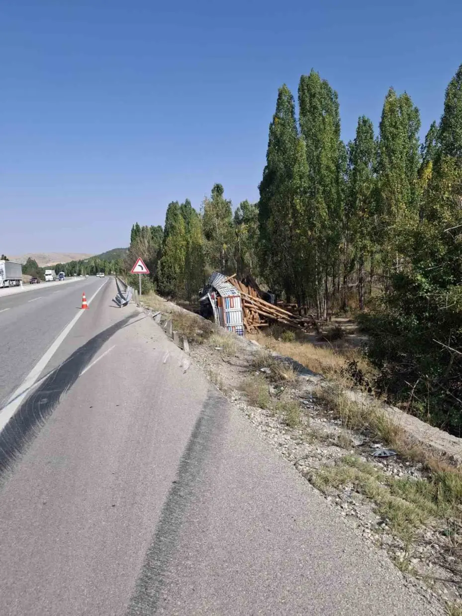 Konya’da mermer blok ve tomruk taşıyan tırlar devrildi: 2 yaralı