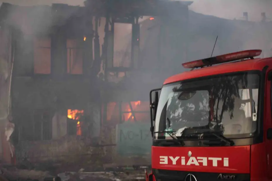 Konya’da metruk binada yangın