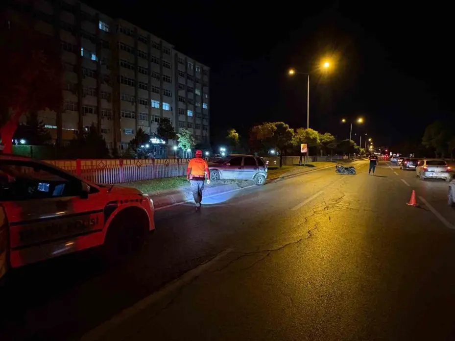 Motosikletle çarpışan otomobil refüje çıktı: 3 yaralı