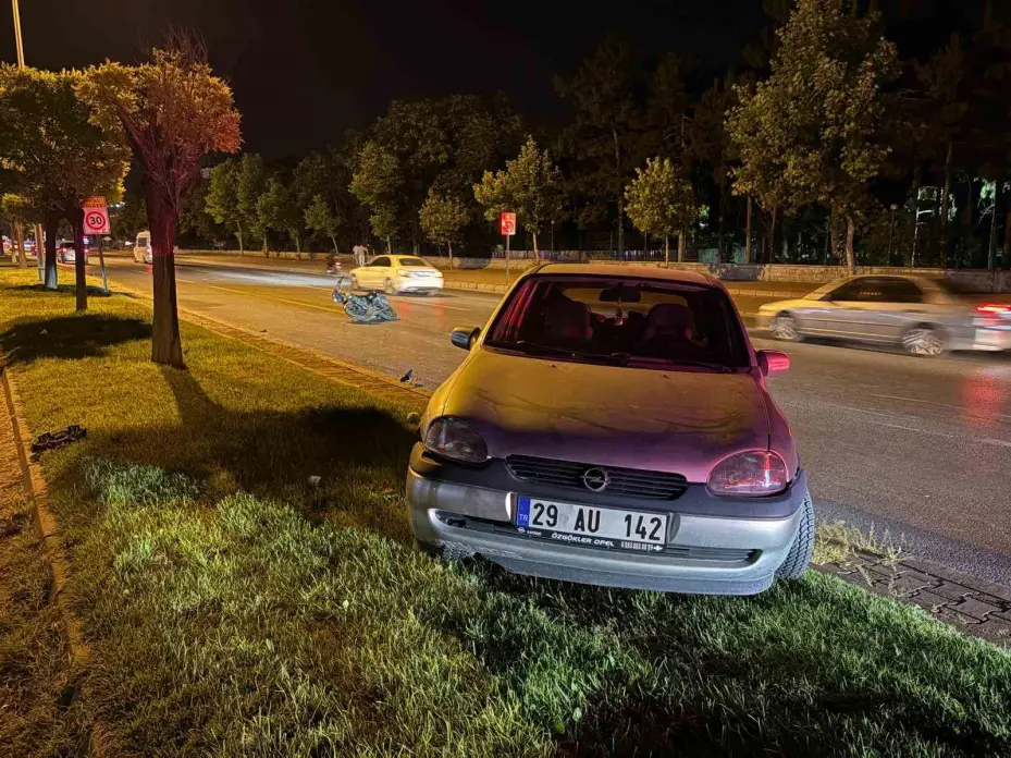 Motosikletle çarpışan otomobil refüje çıktı: 3 yaralı