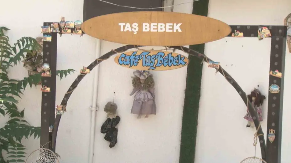 Ankara Kalesi’ndeki Taş Bebek Kafe, 17 bin parçalık koleksiyonuyla dikkat çekiyor