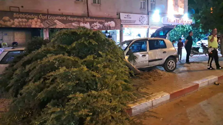 Karaman’da ortalığın savaş alanına döndüğü kaza maddi hasarla atlatıldı
