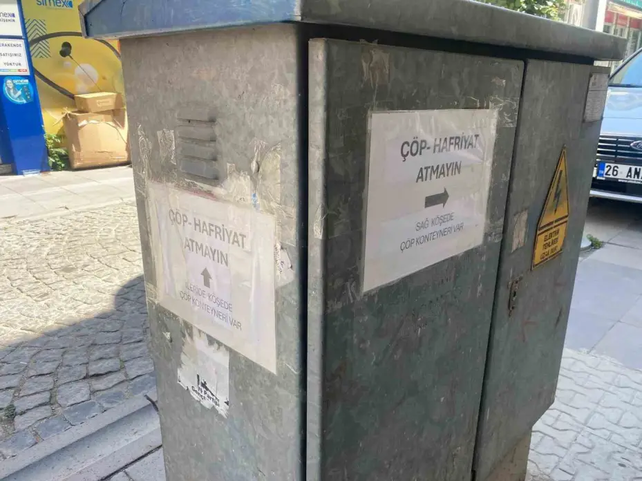 Elektrik panosunun dört bir tarafına asılan uyarılar dikkat çekti
