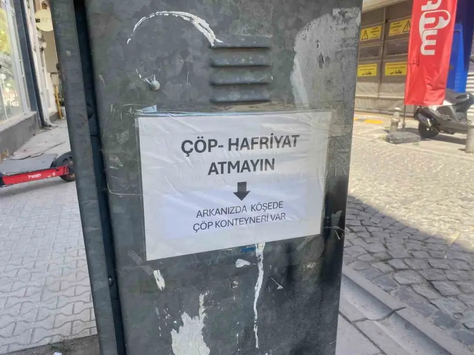 Elektrik panosunun dört bir tarafına asılan uyarılar dikkat çekti