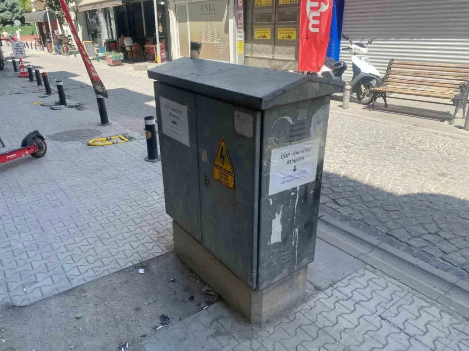 Elektrik panosunun dört bir tarafına asılan uyarılar dikkat çekti