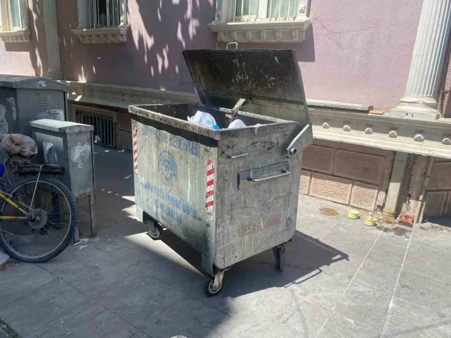 Elektrik panosunun dört bir tarafına asılan uyarılar dikkat çekti