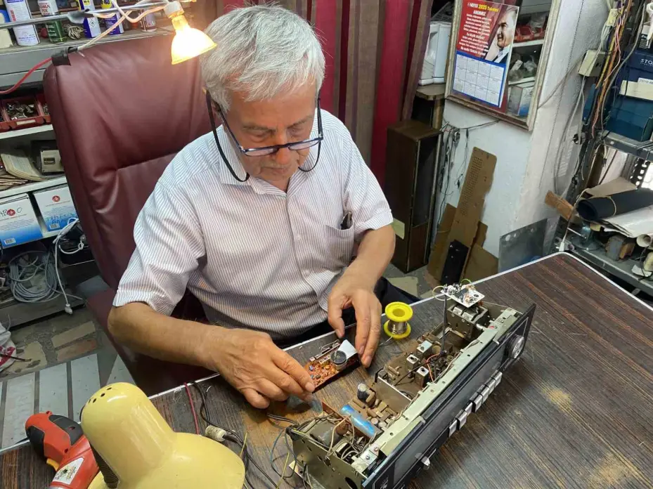 Fehmi amcanın 62 yıldır mesleği olan radyo tamirciliği son demlerini yaşıyor