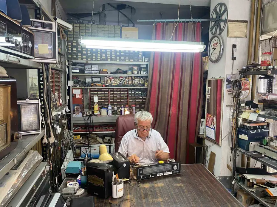 Fehmi amcanın 62 yıldır mesleği olan radyo tamirciliği son demlerini yaşıyor