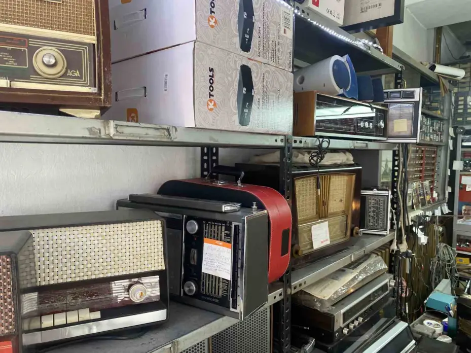Fehmi amcanın 62 yıldır mesleği olan radyo tamirciliği son demlerini yaşıyor