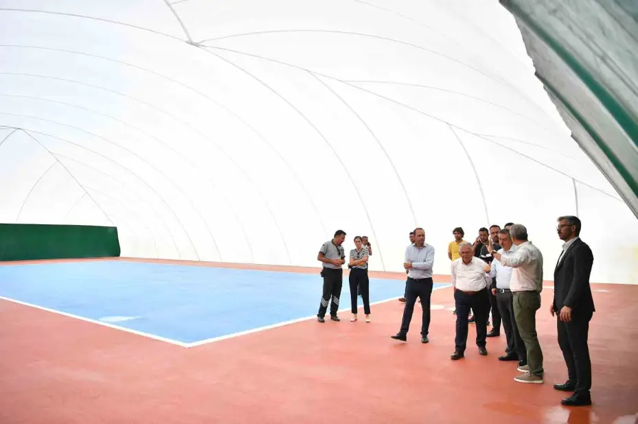 Başkan Büyükkılıç; üzeri kapatılan tenis kortları çalışmalarını inceledi