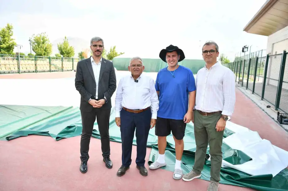 Başkan Büyükkılıç; üzeri kapatılan tenis kortları çalışmalarını inceledi
