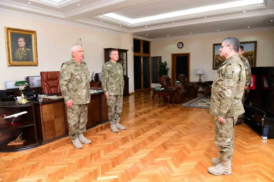 Kara Kuvvetleri Komutanı Orgeneral Bayraktaroğlu 2 ve 3’üncü Ordu Komutanlıklarında düzenlenen devir teslim törenlerine katıldı
