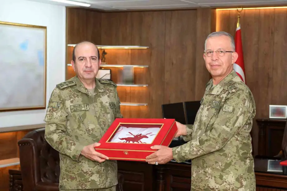 Kara Kuvvetleri Komutanı Orgeneral Bayraktaroğlu 2 ve 3’üncü Ordu Komutanlıklarında düzenlenen devir teslim törenlerine katıldı