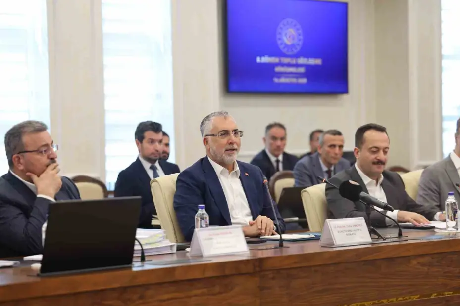 Bakan Işıkhan, Memur-Sen Başkanı Yalçın ve hizmet kollarında ilgili sendika temsilcileri ile bir araya geldi