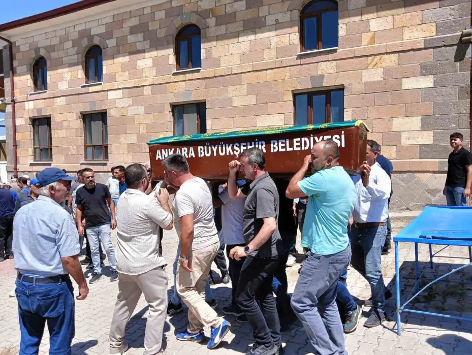 Gölde boğulan kuzenini kurtarmaya çalışırken vefat eden adam son yolcuğuna uğurlandı