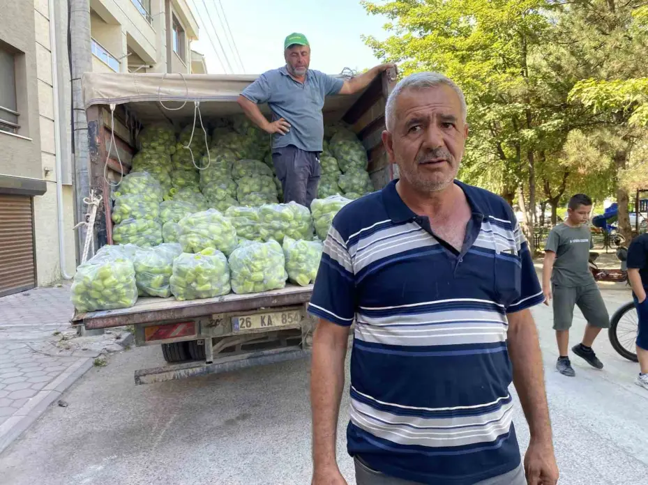 Yaklaşık 5 ton dolma biberi ücretsiz dağıttı