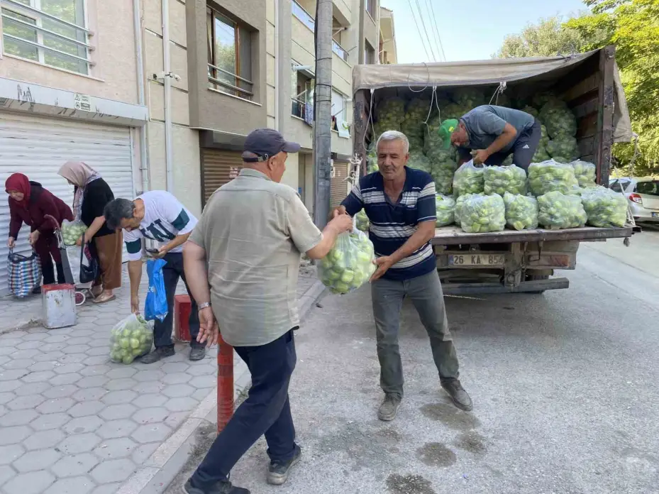 Yaklaşık 5 ton dolma biberi ücretsiz dağıttı