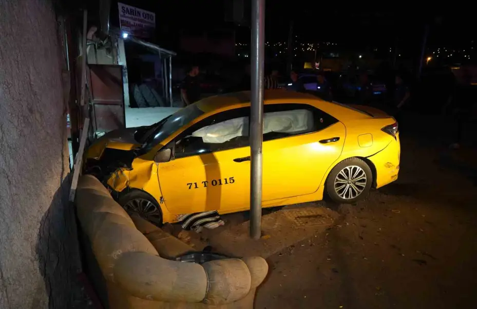 Ticari taksi ile otomobil kafa kafaya çarpıştı: 3 yaralı