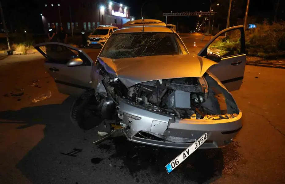 Ticari taksi ile otomobil kafa kafaya çarpıştı: 3 yaralı