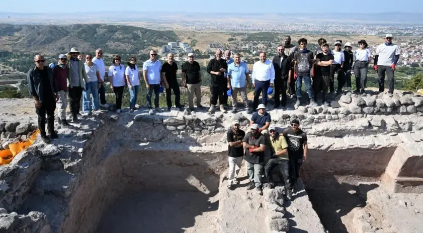 Rektör Adıgüzel, Karacahisar Kalesi kazı alanını ziyaret etti