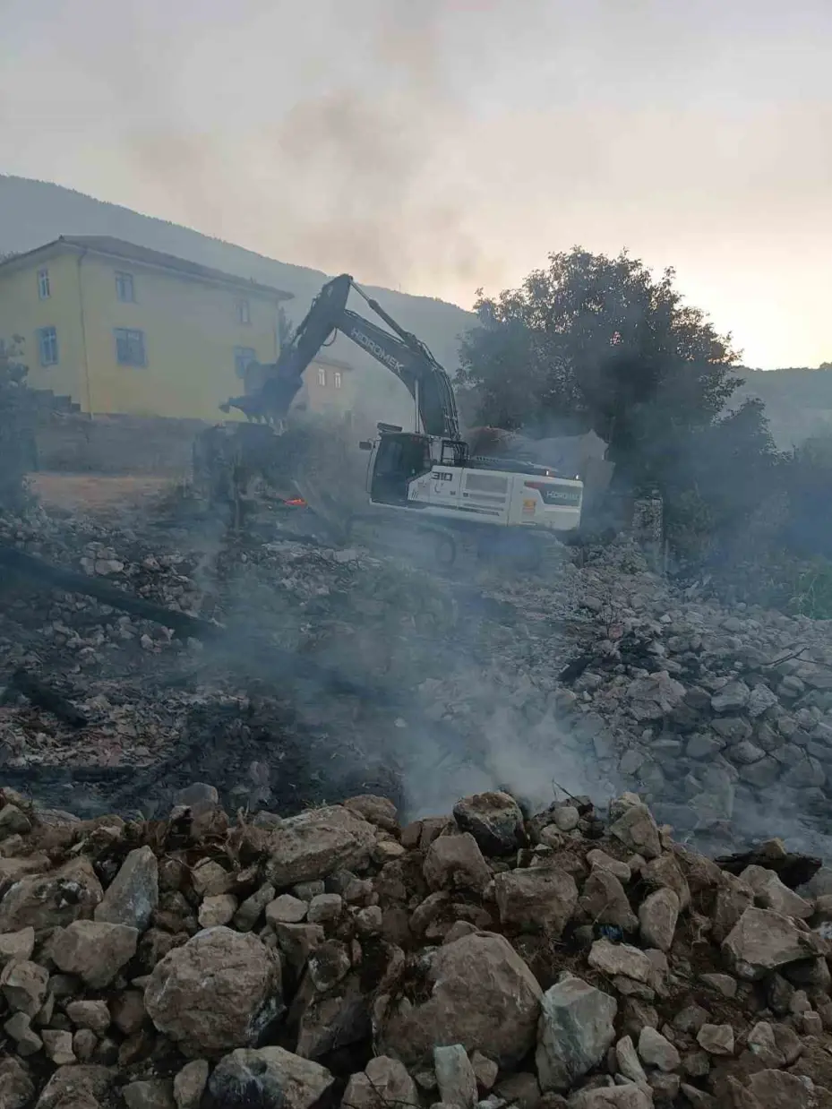 Köyde çıkan yangında 6 ev küle döndü