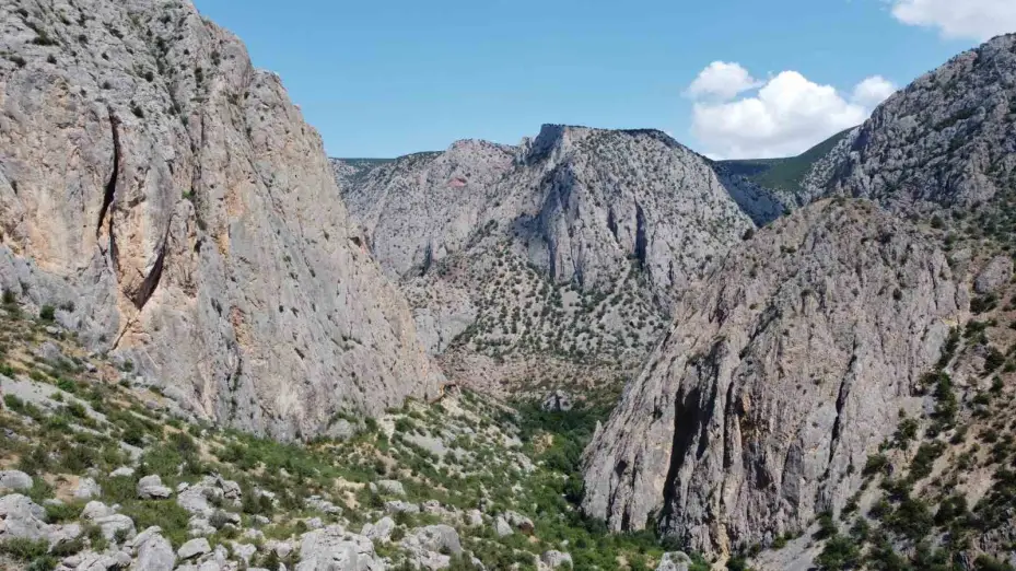 Görüntüsü ile mest eden Kazankaya Kanyonu, dron ile görüntülendi