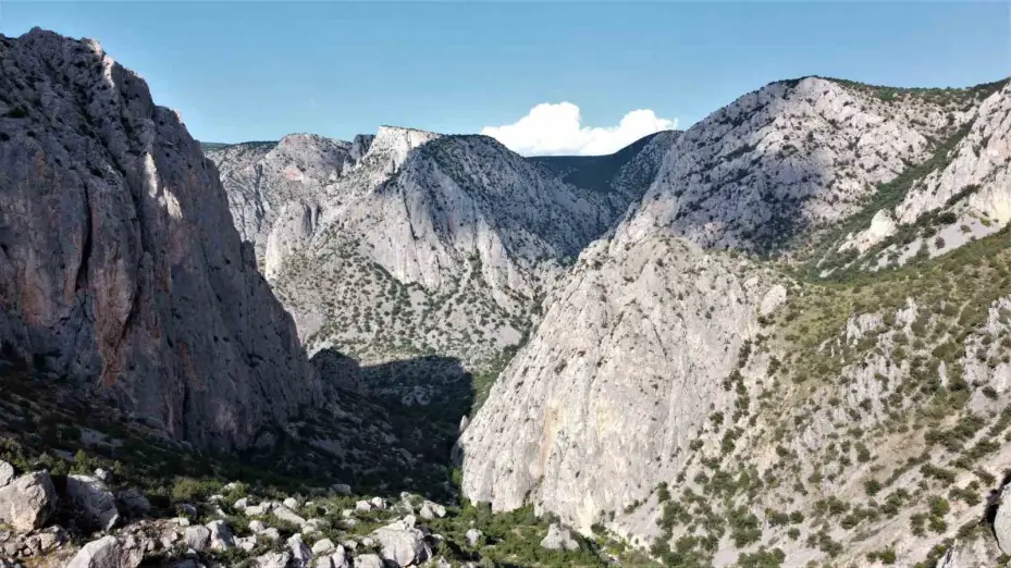 Görüntüsü ile mest eden Kazankaya Kanyonu, dron ile görüntülendi
