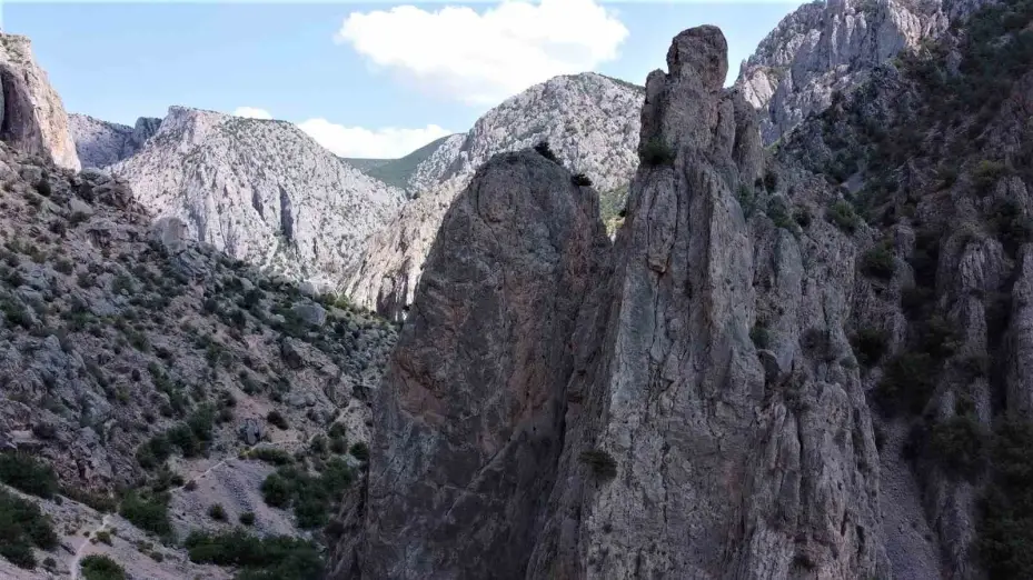 Görüntüsü ile mest eden Kazankaya Kanyonu, dron ile görüntülendi