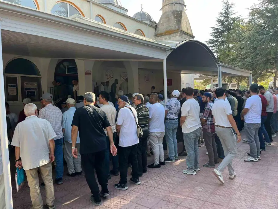 Arkadaşı tarafından tüfekle vurulan 32 yaşındaki adam son yolculuğuna uğurlandı